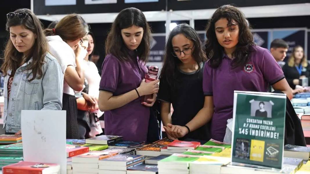 Antalya Kitap Fuarı’nda Ahmet Ümit Rüzgarı! 1